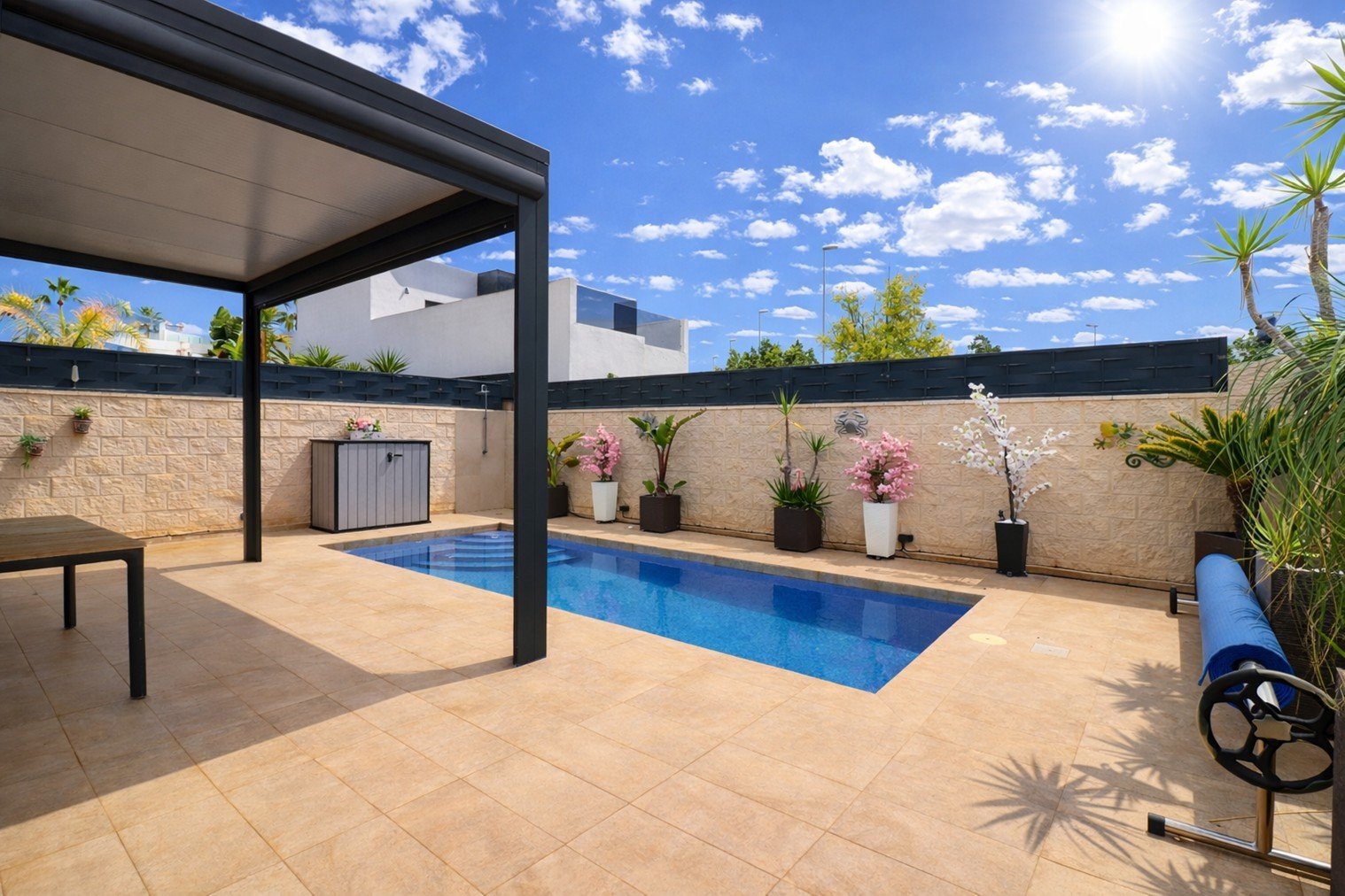   This Spectacular, Three Bedroom, Detached Villa in Benijofar, is located on the borders of this popular town, offering easy access to a wide rang...