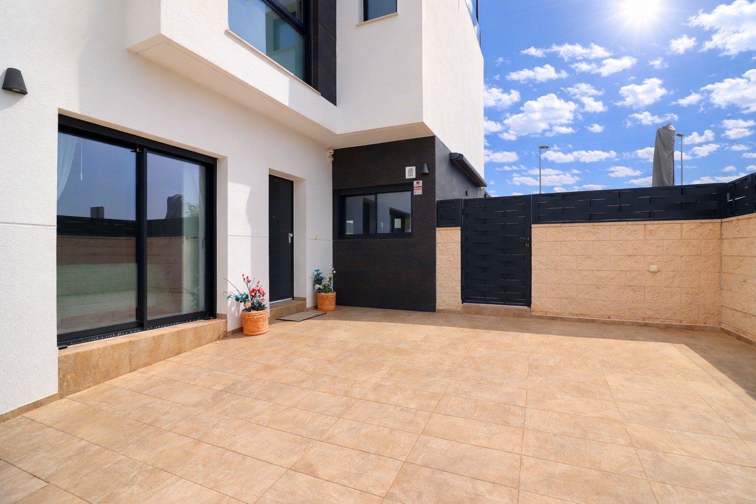   This Spectacular, Three Bedroom, Detached Villa in Benijofar, is located on the borders of this popular town, offering easy access to a wide rang...
