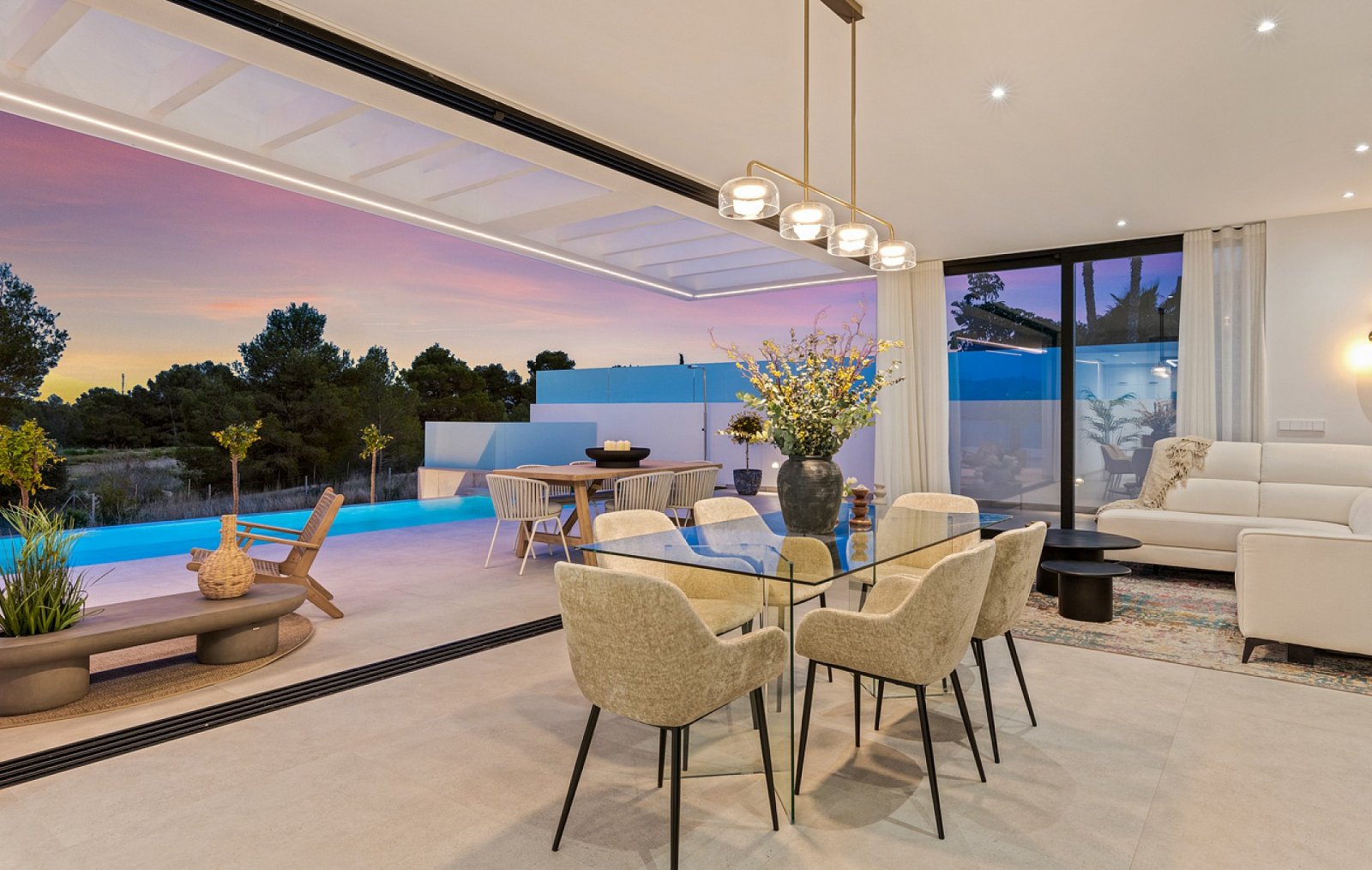 <p>Villa provided with 3 Bedrooms and 3 Bathrooms, private swimming pool and parking space on own plot. </p>
