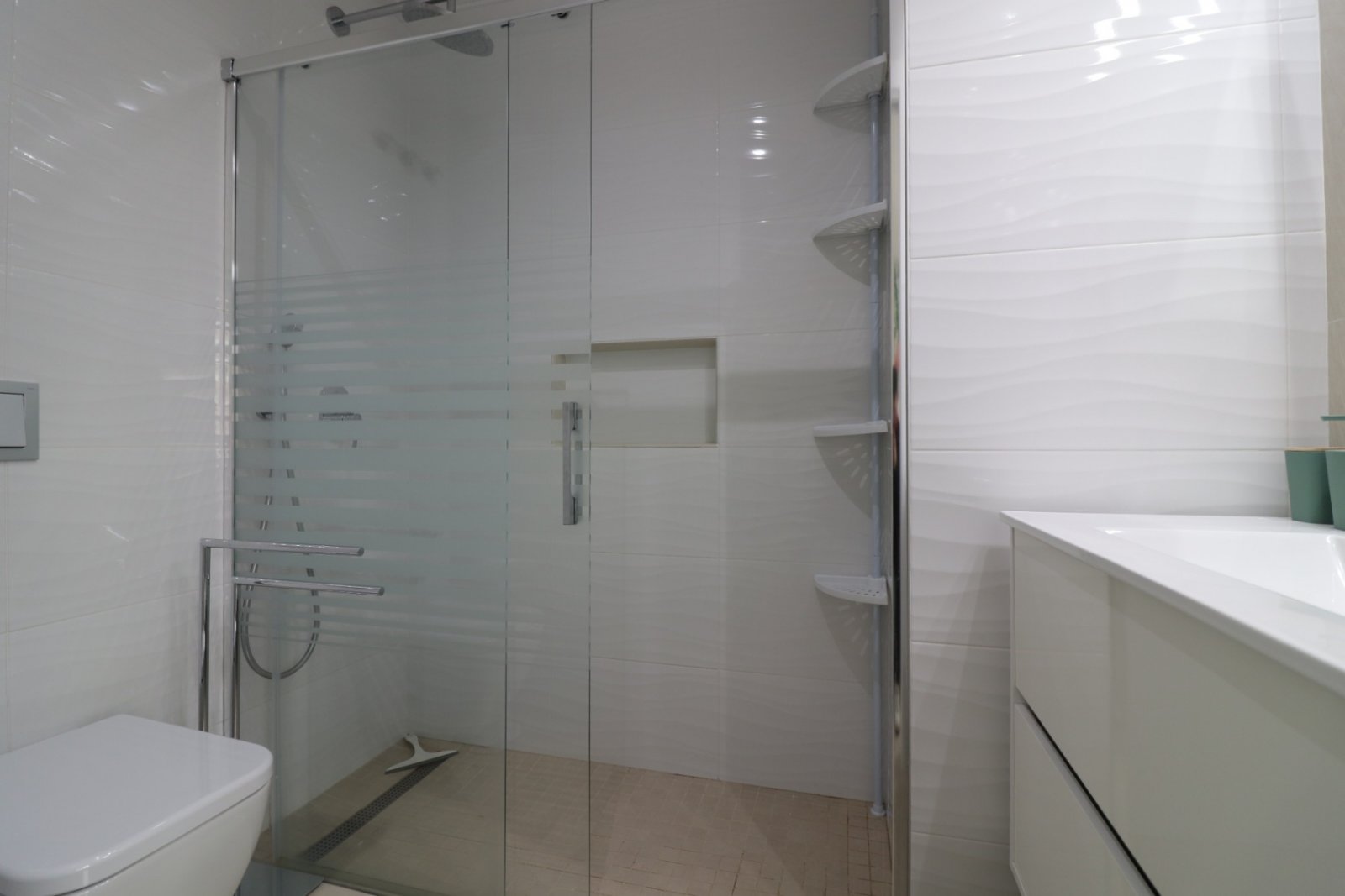   This Spectacular, Three Bedroom, Detached Villa in Benijofar, is located on the borders of this popular town, offering easy access to a wide rang...