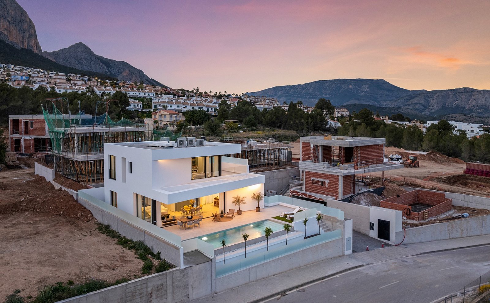 <p>Villa provided with 3 Bedrooms and 3 Bathrooms, private swimming pool and parking space on own plot. </p>