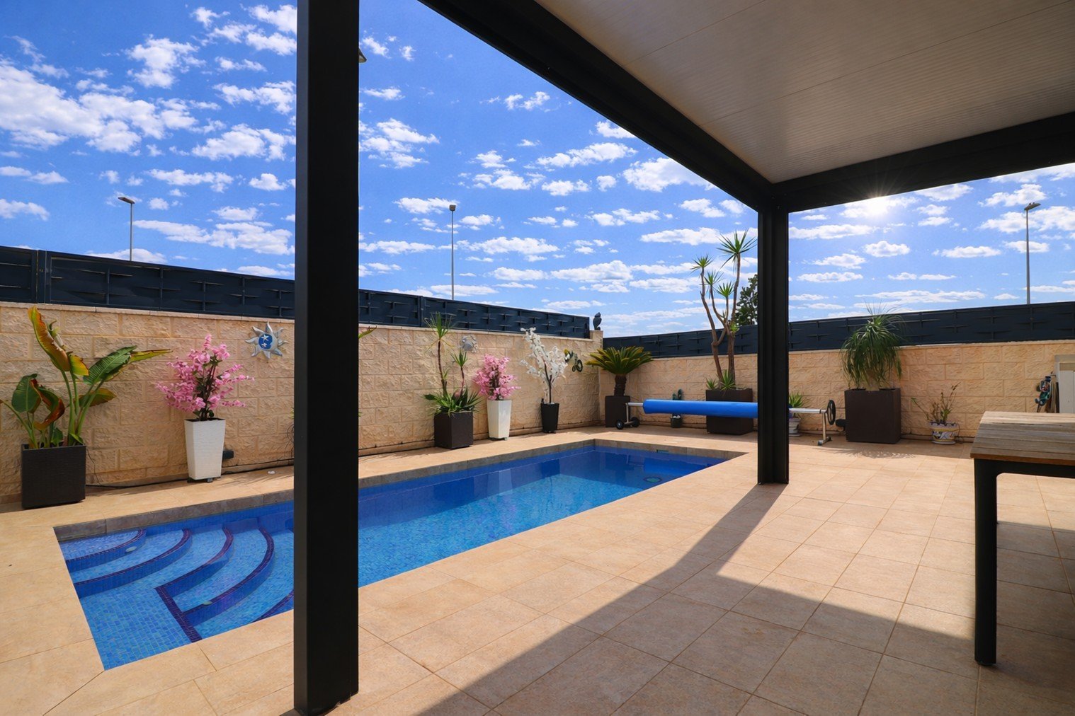   This Spectacular, Three Bedroom, Detached Villa in Benijofar, is located on the borders of this popular town, offering easy access to a wide rang...
