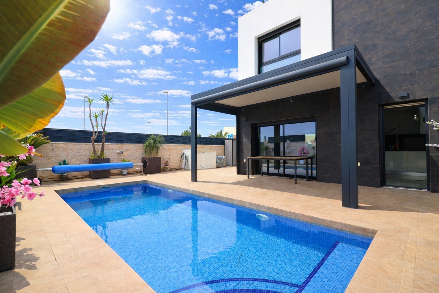   This Spectacular, Three Bedroom, Detached Villa in Benijofar, is located on the borders of this popular town, offering easy access to a wide rang...