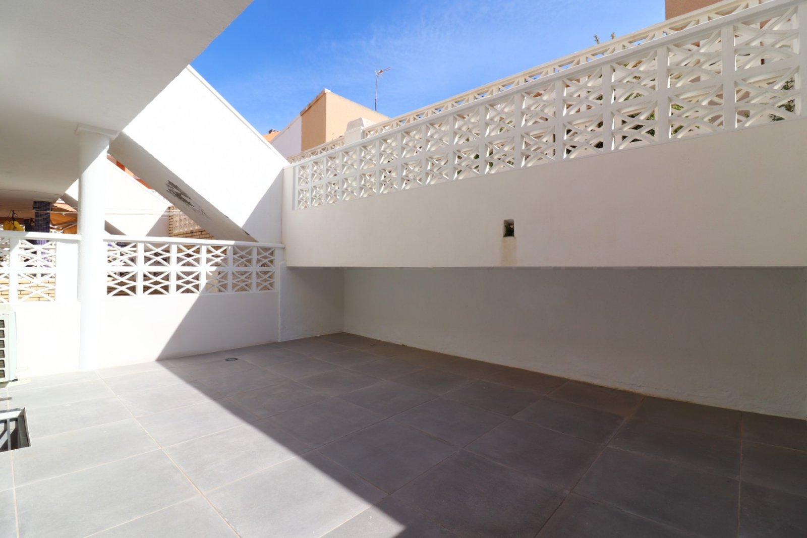   This Fantastic, Three Bedroom, Ground Floor Apartment in Torre la Mata is located just one street behind a lovely stretch of beach, with a variet...