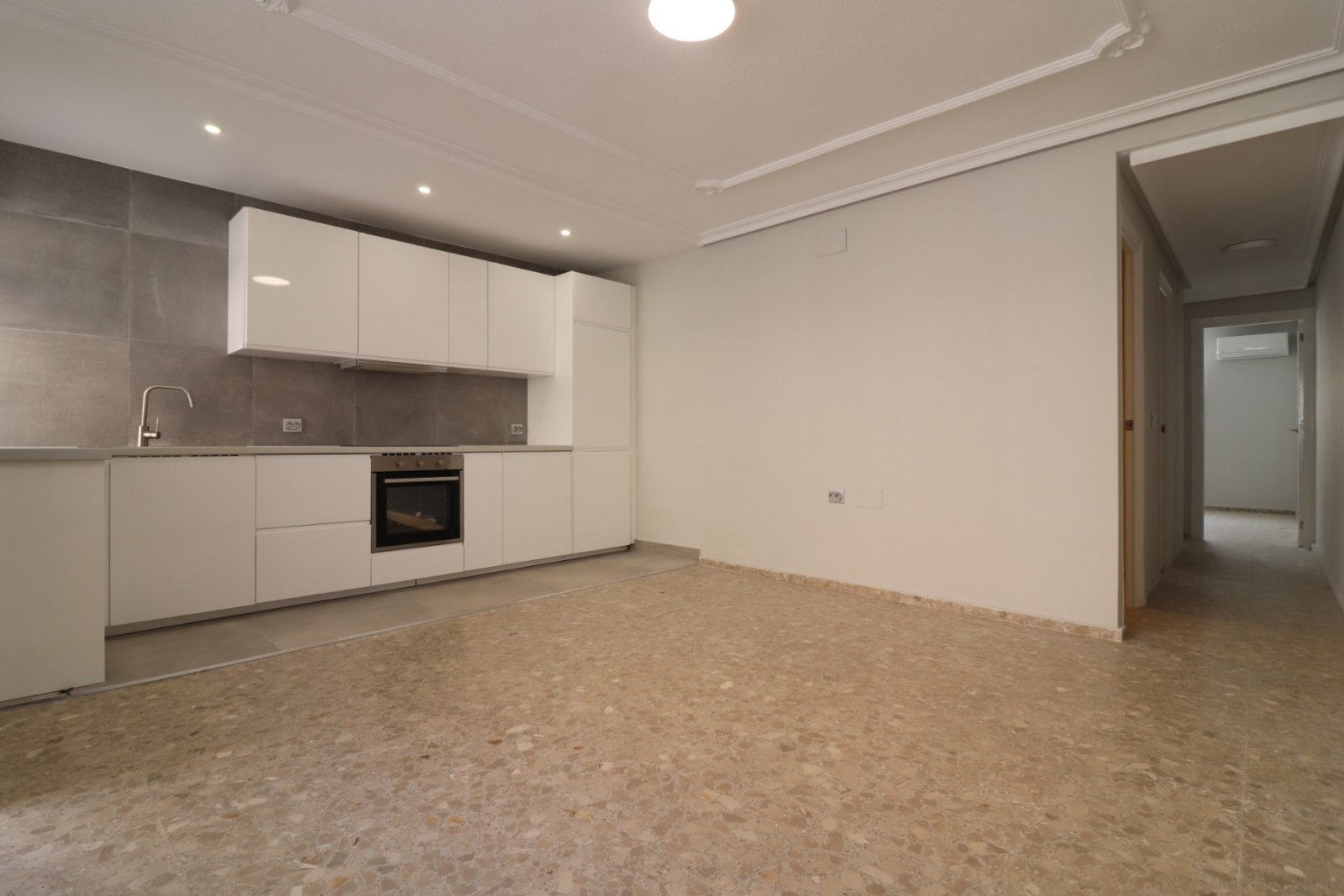   This Fantastic, Three Bedroom, Ground Floor Apartment in Torre la Mata is located just one street behind a lovely stretch of beach, with a variet...