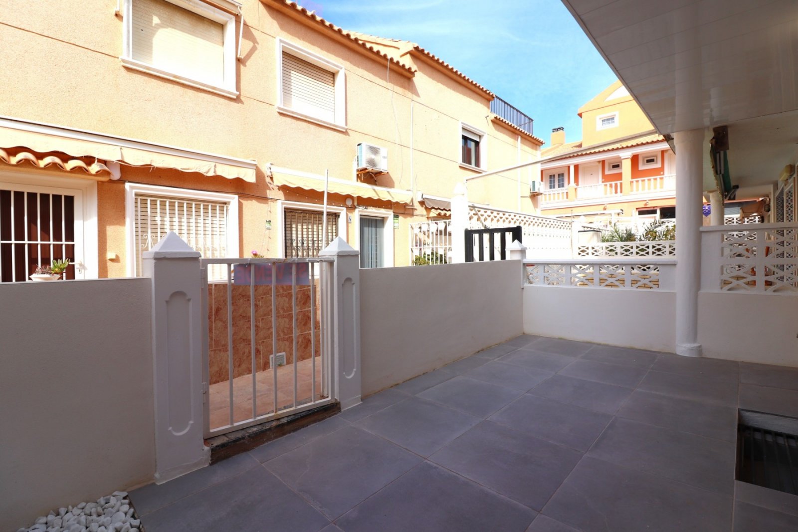   This Fantastic, Three Bedroom, Ground Floor Apartment in Torre la Mata is located just one street behind a lovely stretch of beach, with a variet...