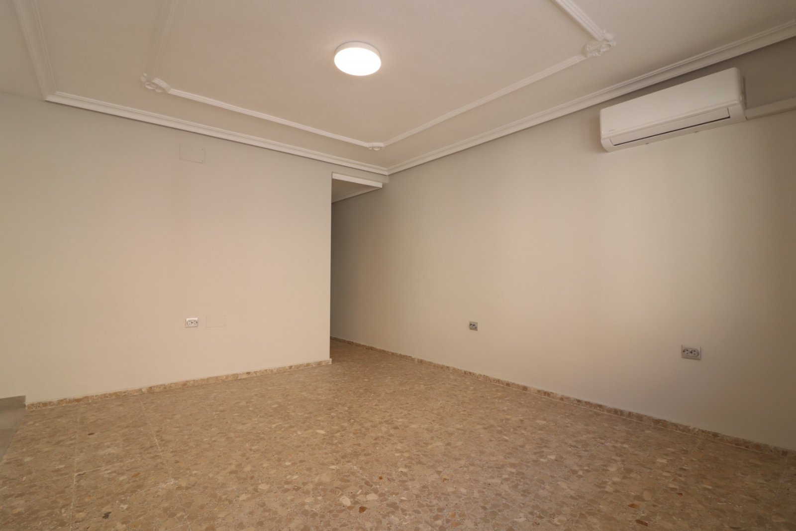   This Fantastic, Three Bedroom, Ground Floor Apartment in Torre la Mata is located just one street behind a lovely stretch of beach, with a variet...