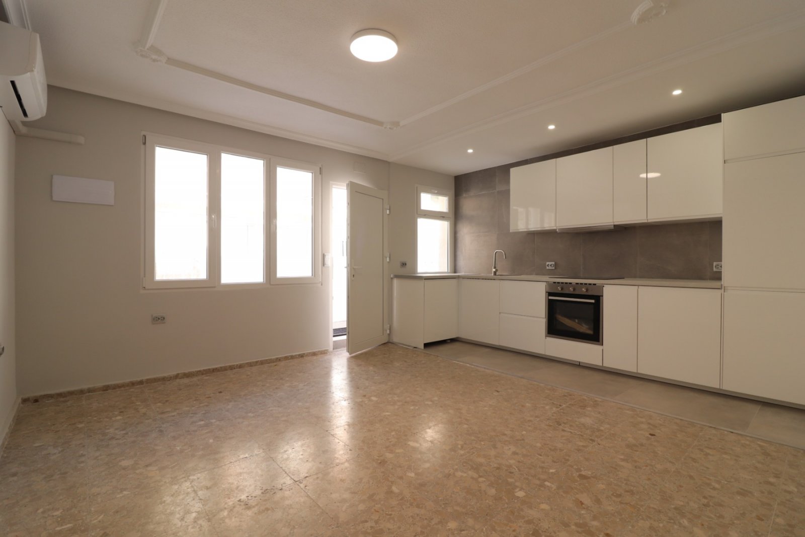   This Fantastic, Three Bedroom, Ground Floor Apartment in Torre la Mata is located just one street behind a lovely stretch of beach, with a variet...