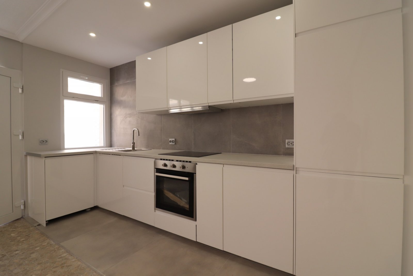   This Fantastic, Three Bedroom, Ground Floor Apartment in Torre la Mata is located just one street behind a lovely stretch of beach, with a variet...