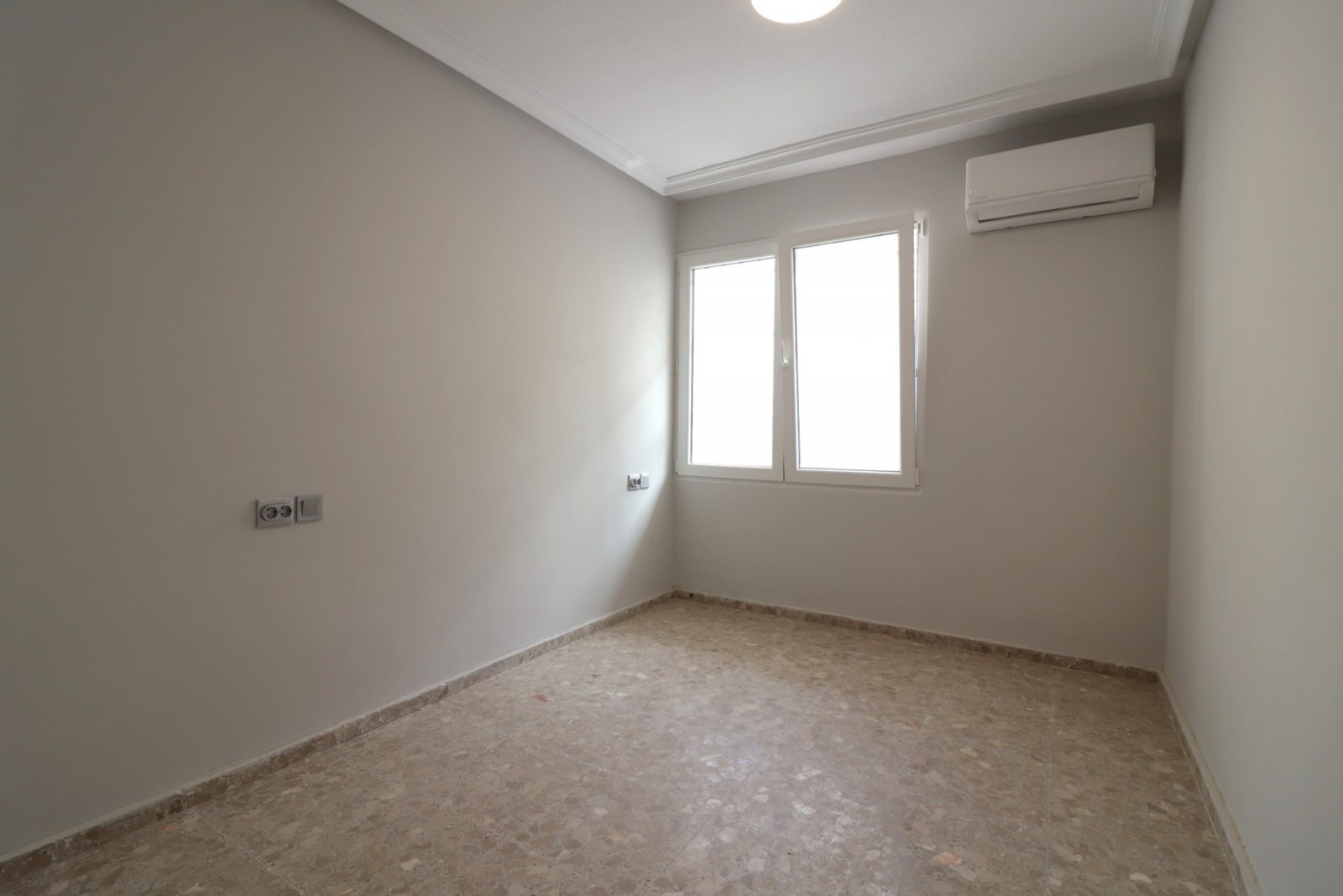   This Fantastic, Three Bedroom, Ground Floor Apartment in Torre la Mata is located just one street behind a lovely stretch of beach, with a variet...