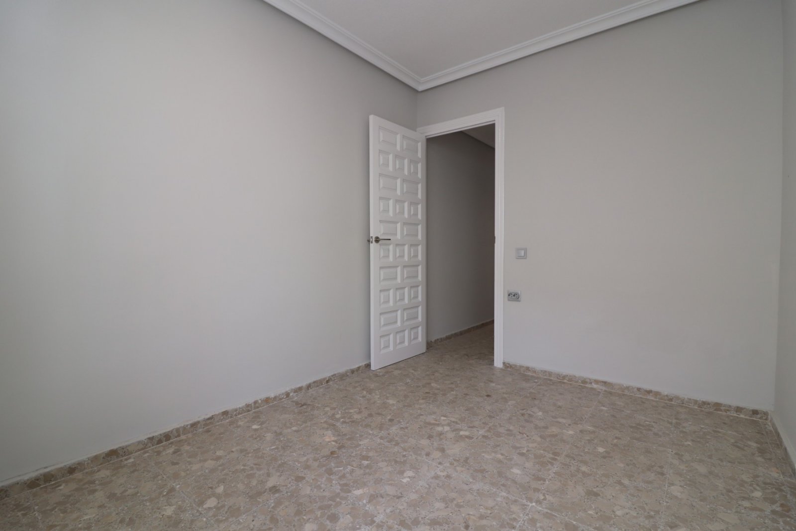   This Fantastic, Three Bedroom, Ground Floor Apartment in Torre la Mata is located just one street behind a lovely stretch of beach, with a variet...