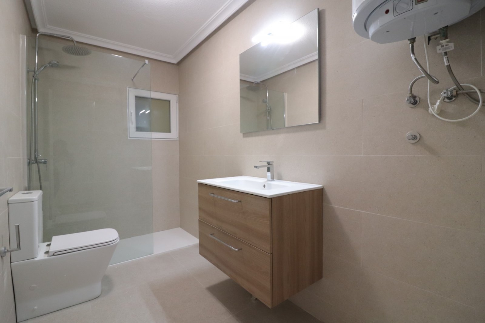   This Fantastic, Three Bedroom, Ground Floor Apartment in Torre la Mata is located just one street behind a lovely stretch of beach, with a variet...