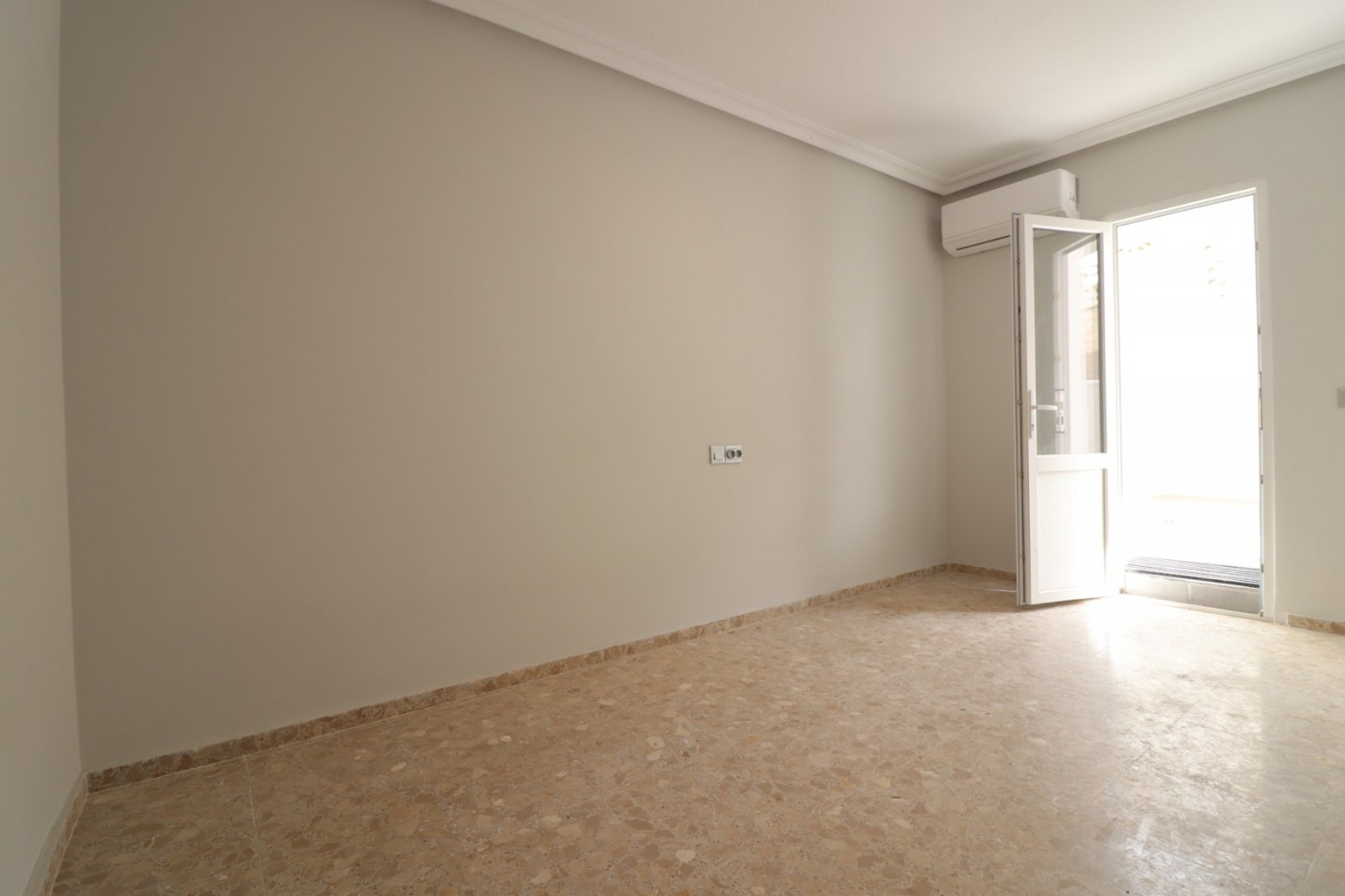   This Fantastic, Three Bedroom, Ground Floor Apartment in Torre la Mata is located just one street behind a lovely stretch of beach, with a variet...