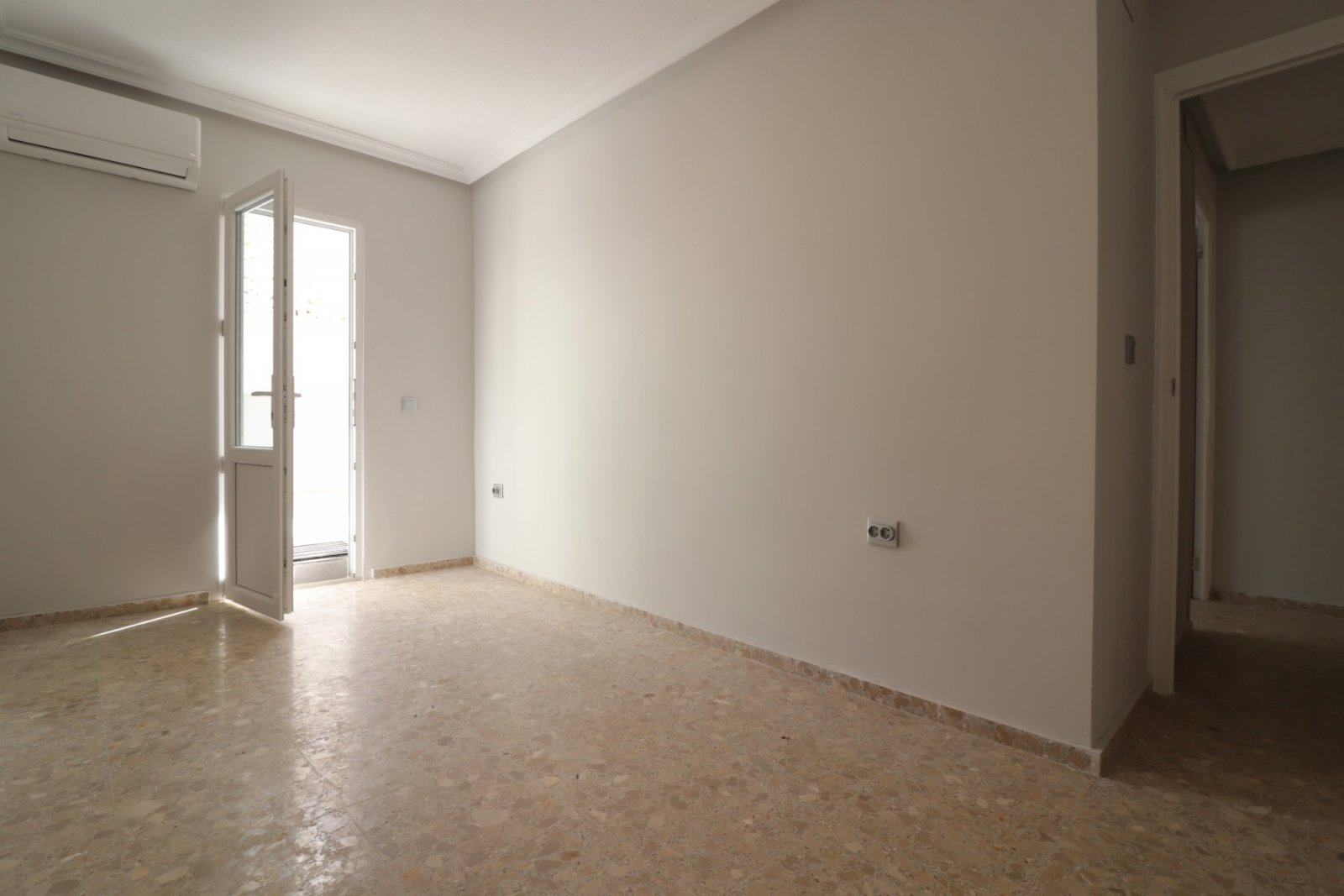   This Fantastic, Three Bedroom, Ground Floor Apartment in Torre la Mata is located just one street behind a lovely stretch of beach, with a variet...