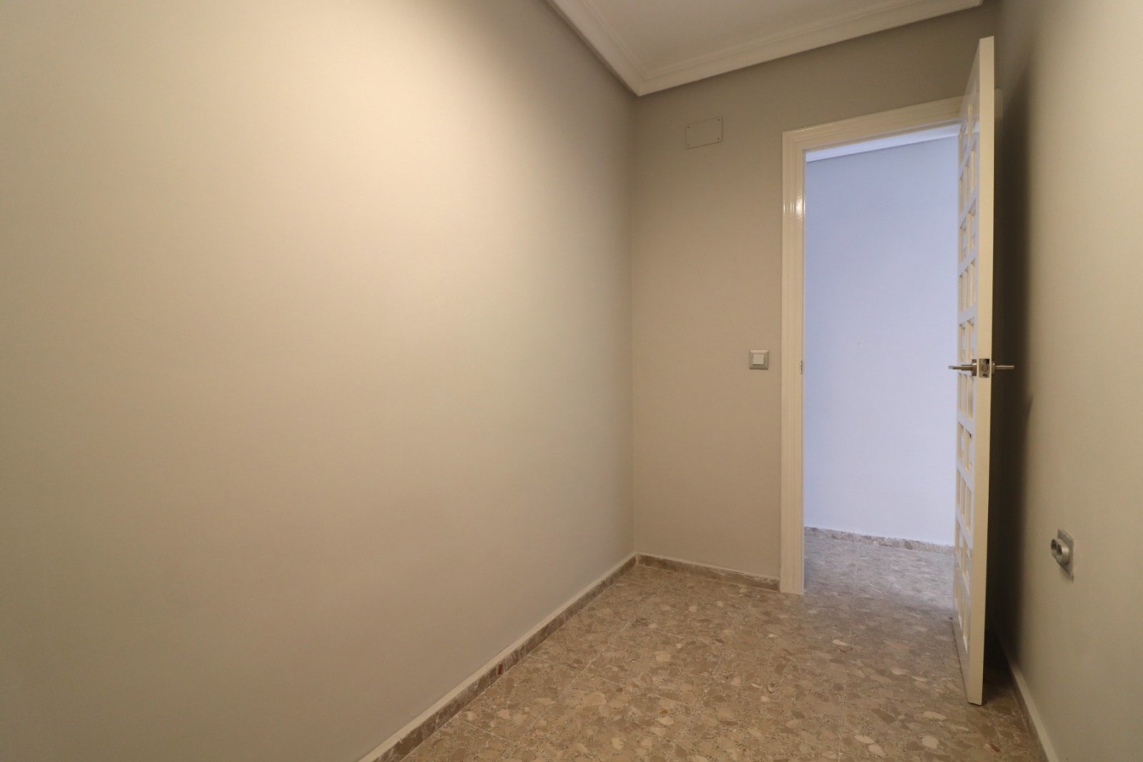   This Fantastic, Three Bedroom, Ground Floor Apartment in Torre la Mata is located just one street behind a lovely stretch of beach, with a variet...
