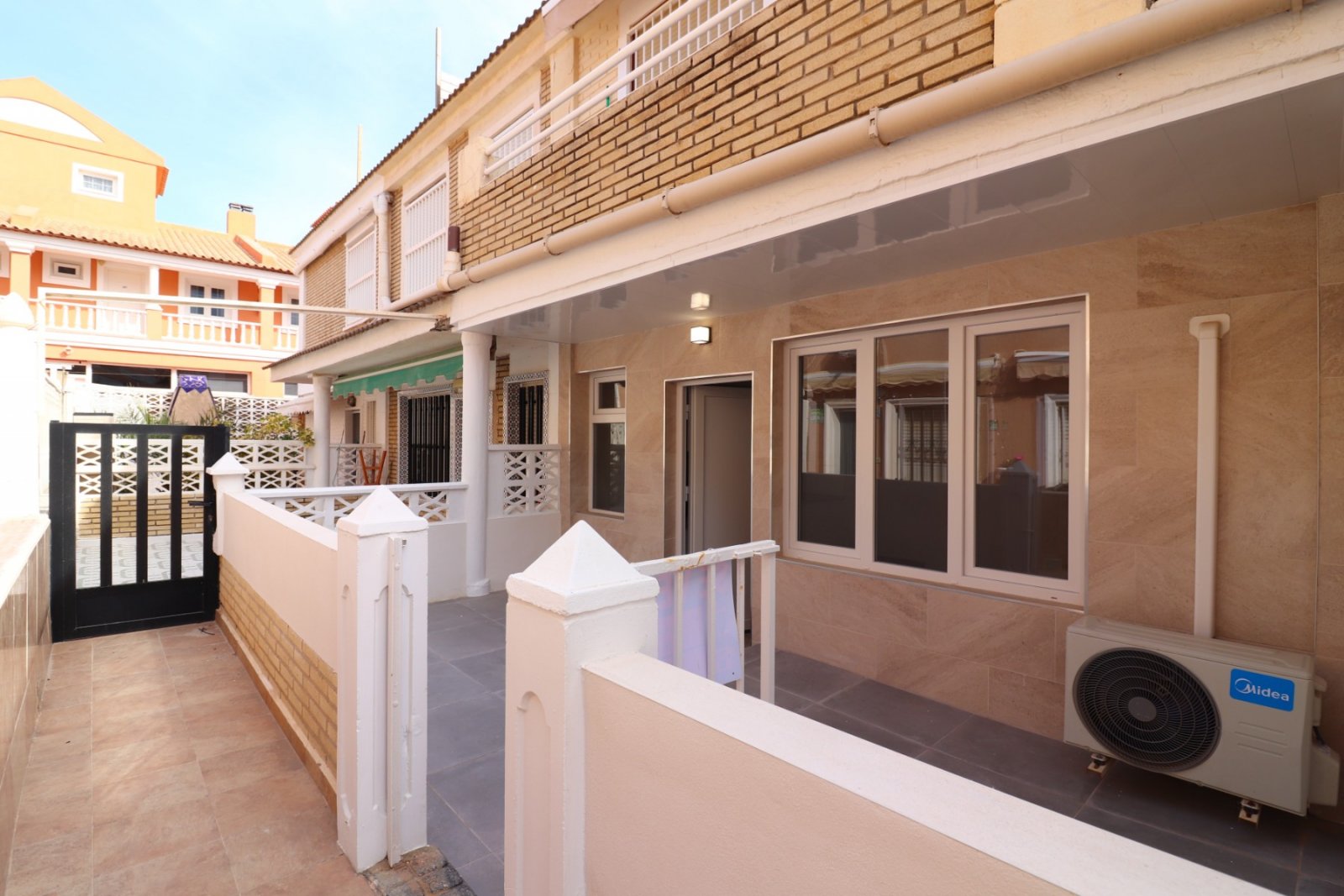 Torre la Mata:   This Fantastic, Three Bedroom, Ground Floor Apartment in Torre la Mata is located just one street behind a lovely stretch of beach, with a variet... 