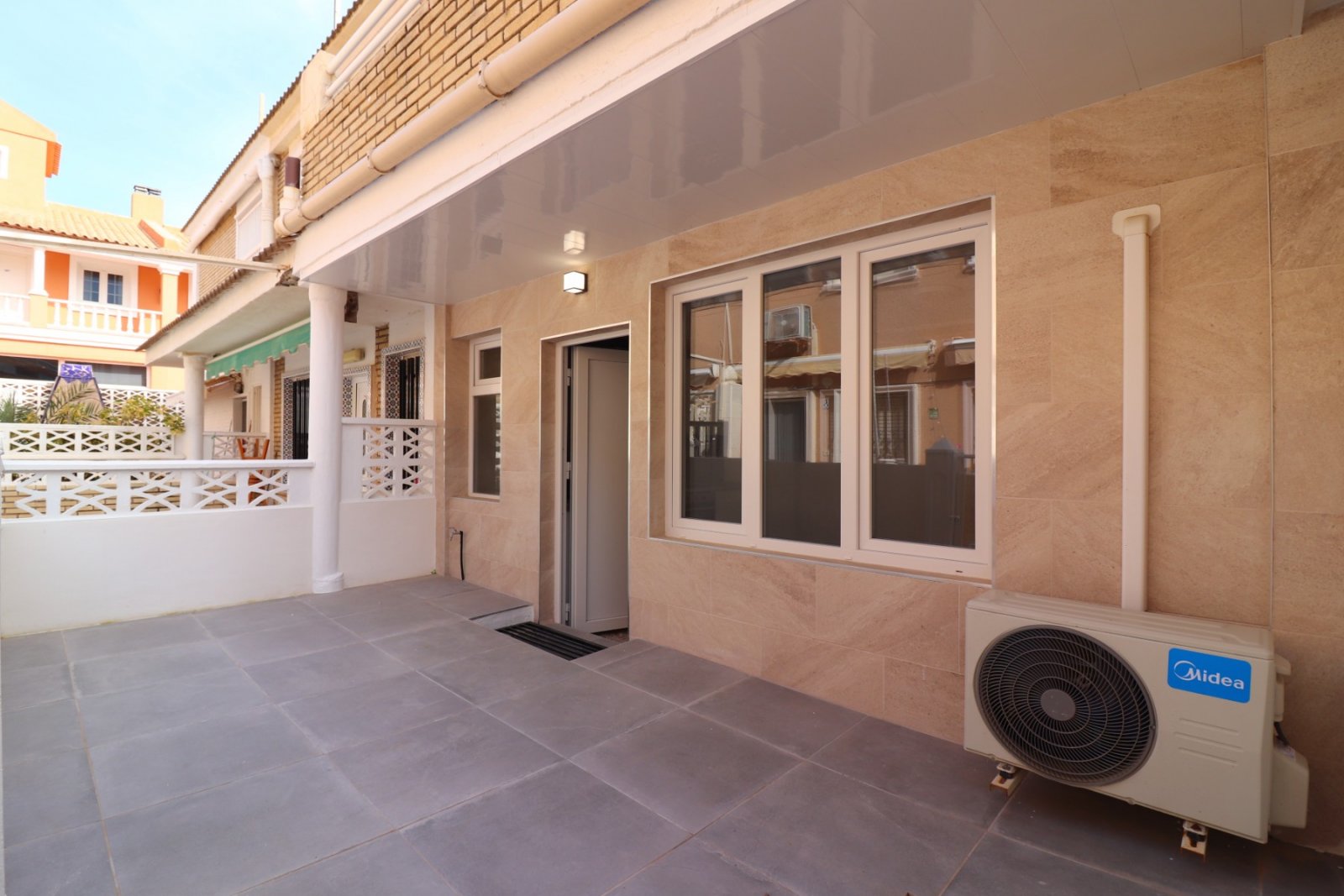   This Fantastic, Three Bedroom, Ground Floor Apartment in Torre la Mata is located just one street behind a lovely stretch of beach, with a variet...