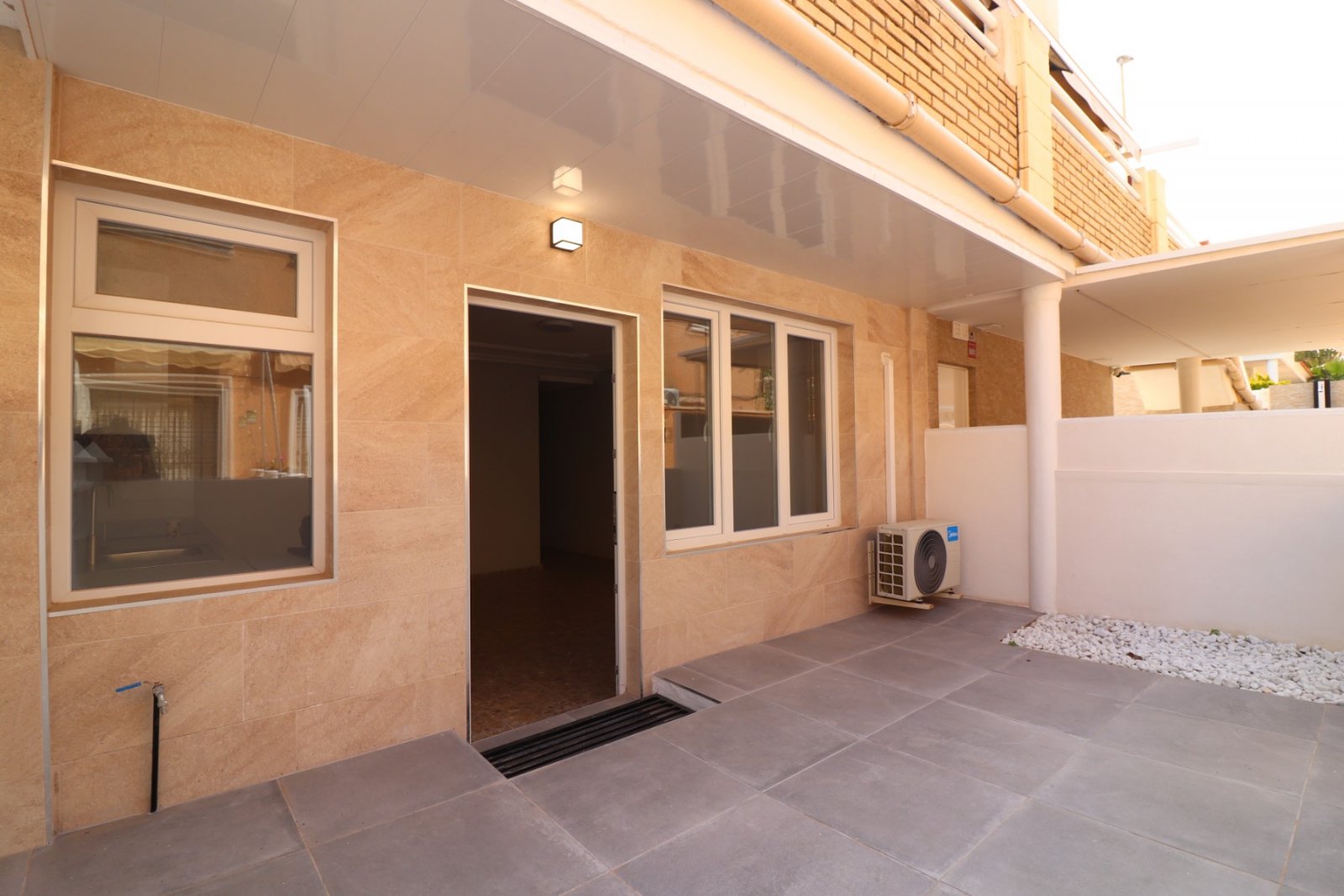   This Fantastic, Three Bedroom, Ground Floor Apartment in Torre la Mata is located just one street behind a lovely stretch of beach, with a variet...