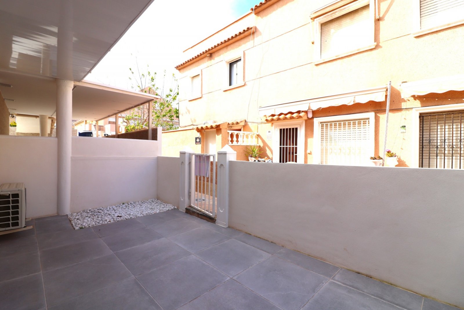   This Fantastic, Three Bedroom, Ground Floor Apartment in Torre la Mata is located just one street behind a lovely stretch of beach, with a variet...