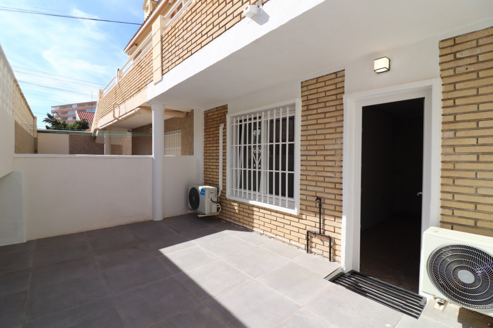   This Fantastic, Three Bedroom, Ground Floor Apartment in Torre la Mata is located just one street behind a lovely stretch of beach, with a variet...