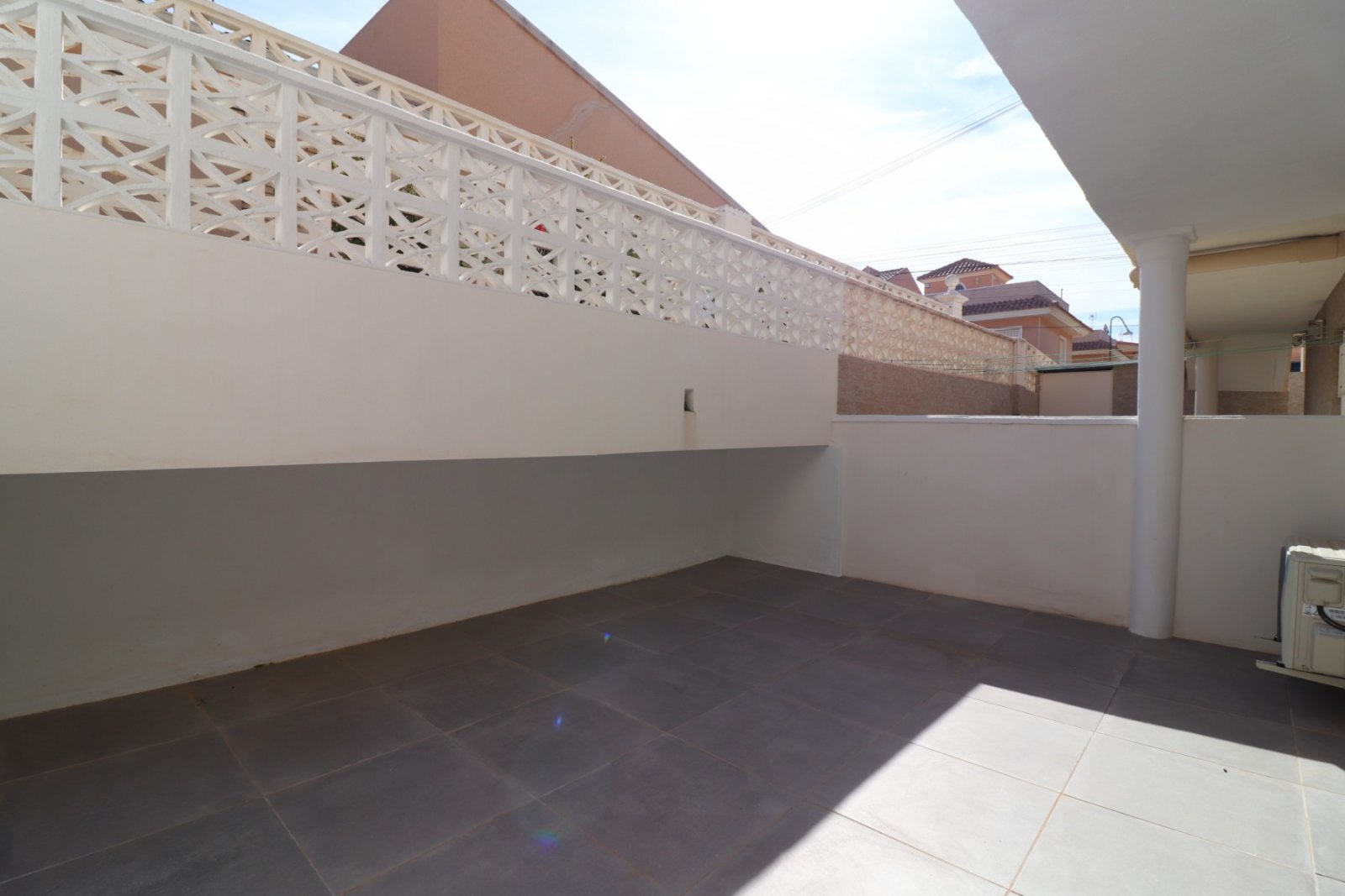   This Fantastic, Three Bedroom, Ground Floor Apartment in Torre la Mata is located just one street behind a lovely stretch of beach, with a variet...