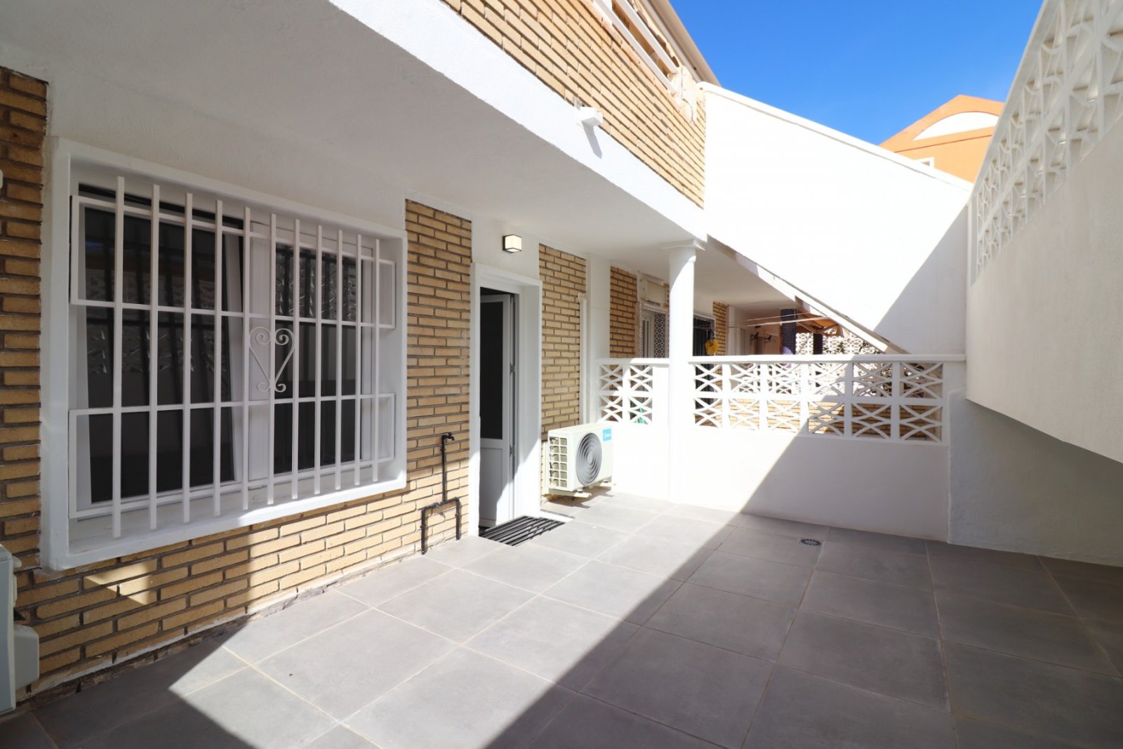   This Fantastic, Three Bedroom, Ground Floor Apartment in Torre la Mata is located just one street behind a lovely stretch of beach, with a variet...