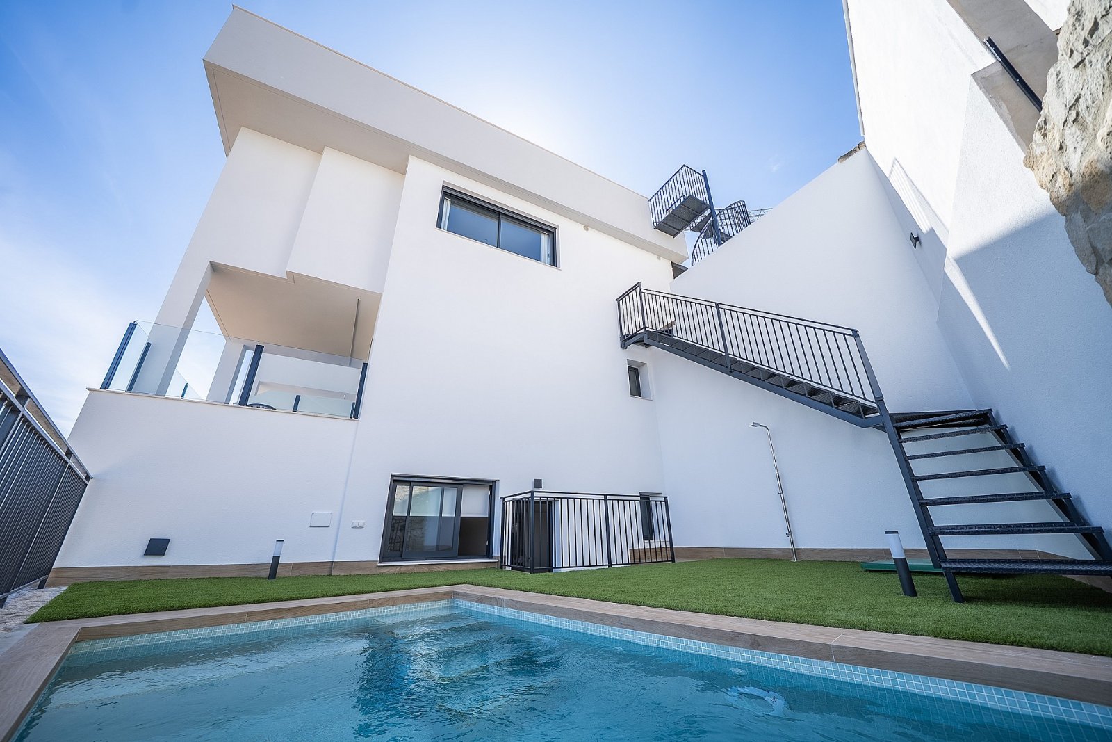 <p>Villa with basement provided with 4 Bedrooms and 2 Bathrooms, private swimming pool and parking space on own plot. </p>
