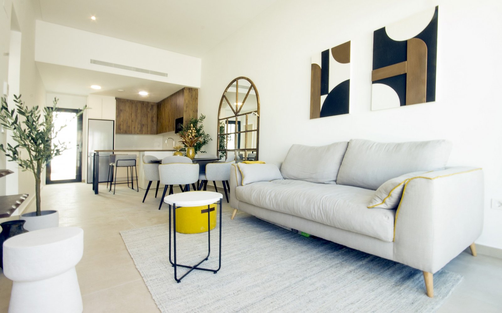 <p>Apartment with garden provided with 2 Bedrooms and 2 Bathrooms, communal swimming pool and parking spot. </p>
