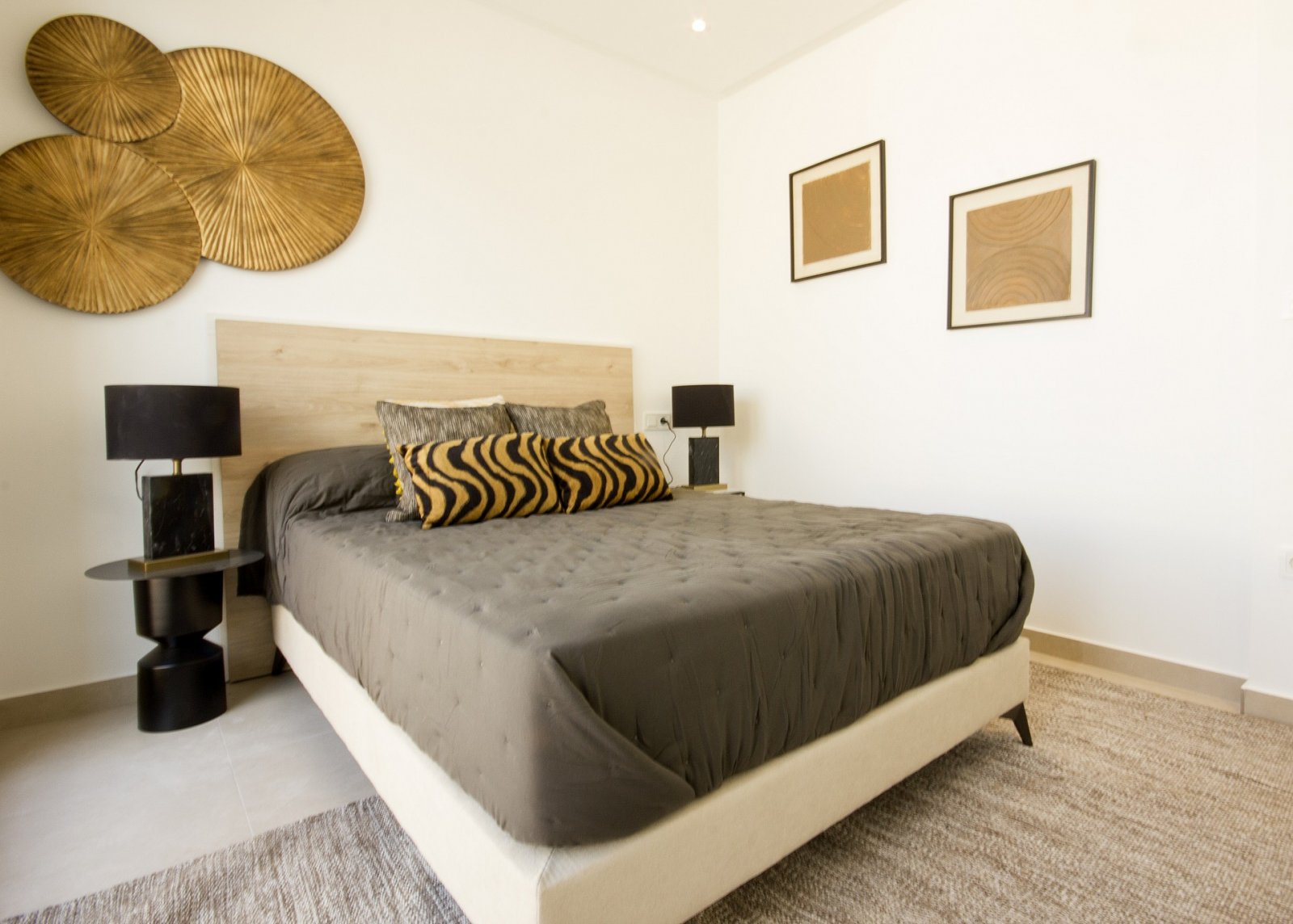 <p>Apartment with garden provided with 2 Bedrooms and 2 Bathrooms, communal swimming pool and parking spot. </p>