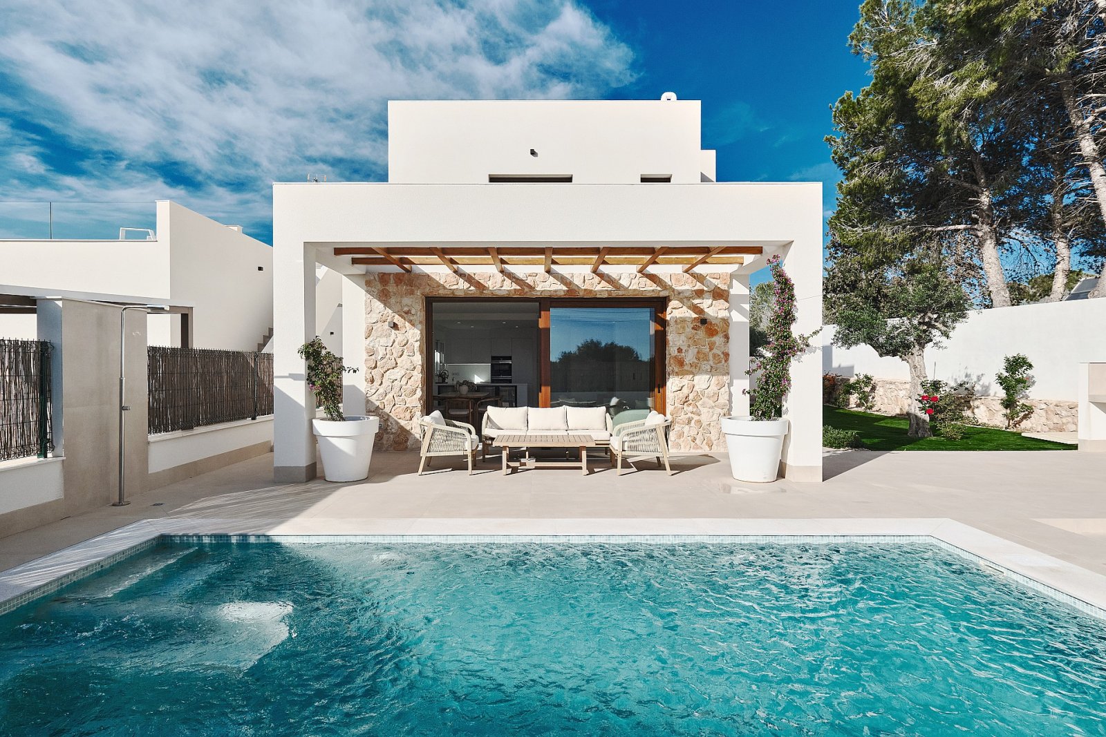 <p>Villa provided with 3 Bedrooms and 2 Bathrooms, private swimming pool and parking space on own plot. </p><p>Welcome to this beautiful villa in L...