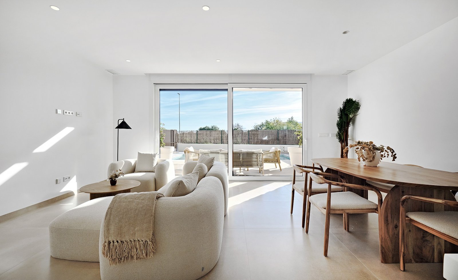 <p>Villa provided with 3 Bedrooms and 2 Bathrooms, private swimming pool and parking space on own plot. </p><p>Welcome to this beautiful villa in L...
