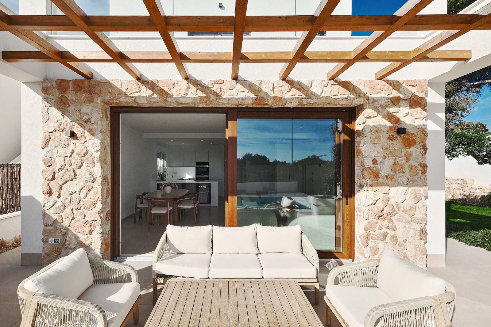 <p>Villa provided with 3 Bedrooms and 2 Bathrooms, private swimming pool and parking space on own plot. </p><p>Welcome to this beautiful villa in L...