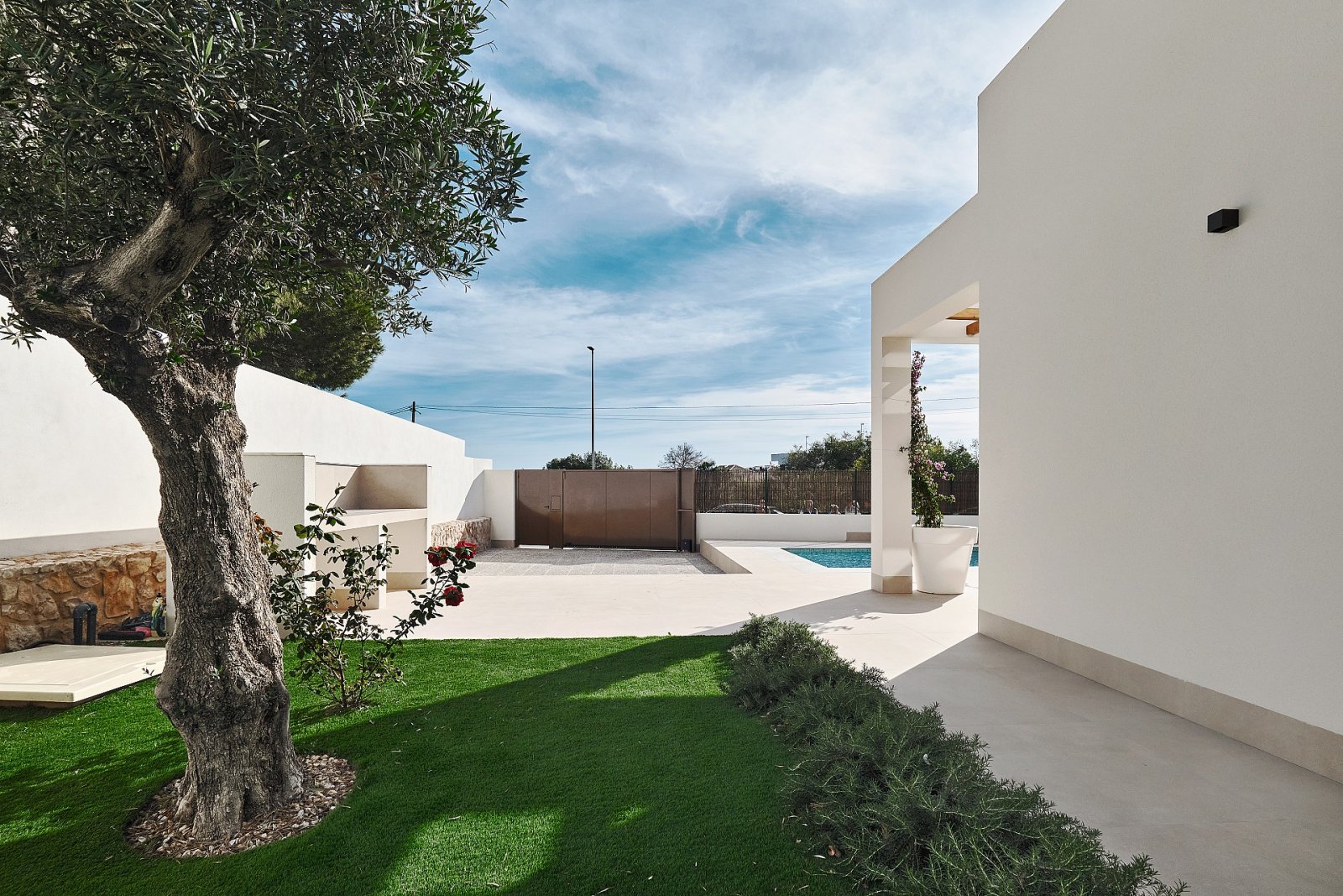 <p>Villa provided with 3 Bedrooms and 2 Bathrooms, private swimming pool and parking space on own plot. </p><p>Welcome to this beautiful villa in L...