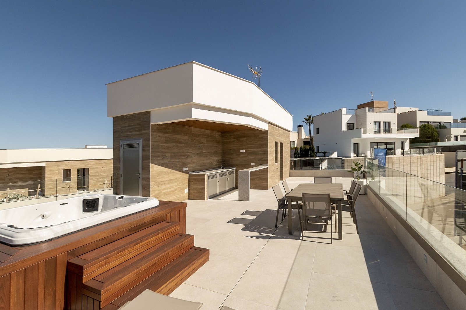 Villa mit Terrassen, Pool und spektakulärem Ausblick