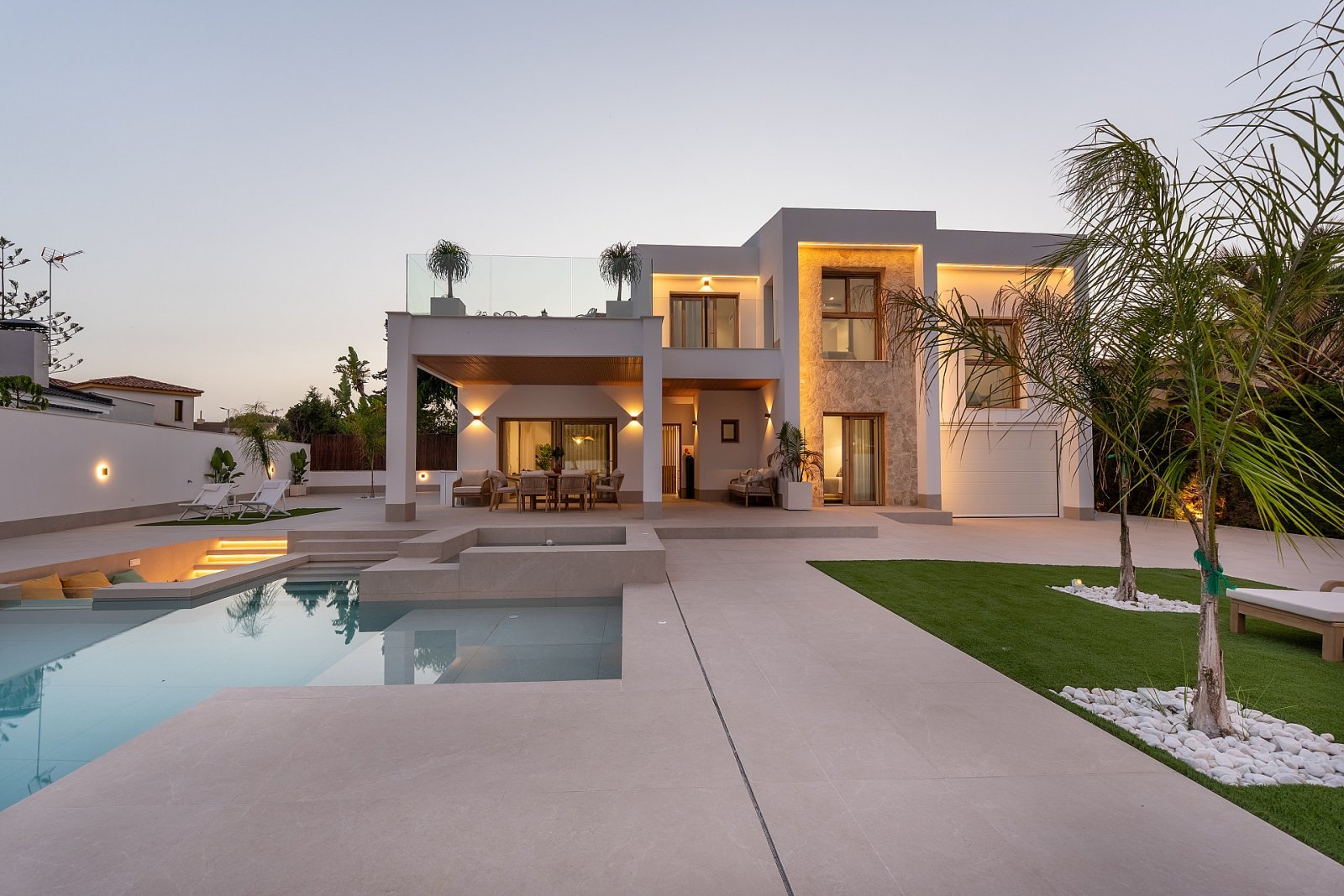 <p>Villa provided with 5 Bedrooms and 4 Bathrooms, private swimming pool and private garage. </p>