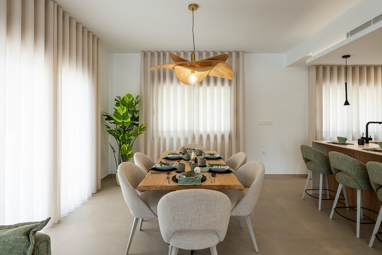 <p>Villa provided with 5 Bedrooms and 4 Bathrooms, private swimming pool and private garage. </p>