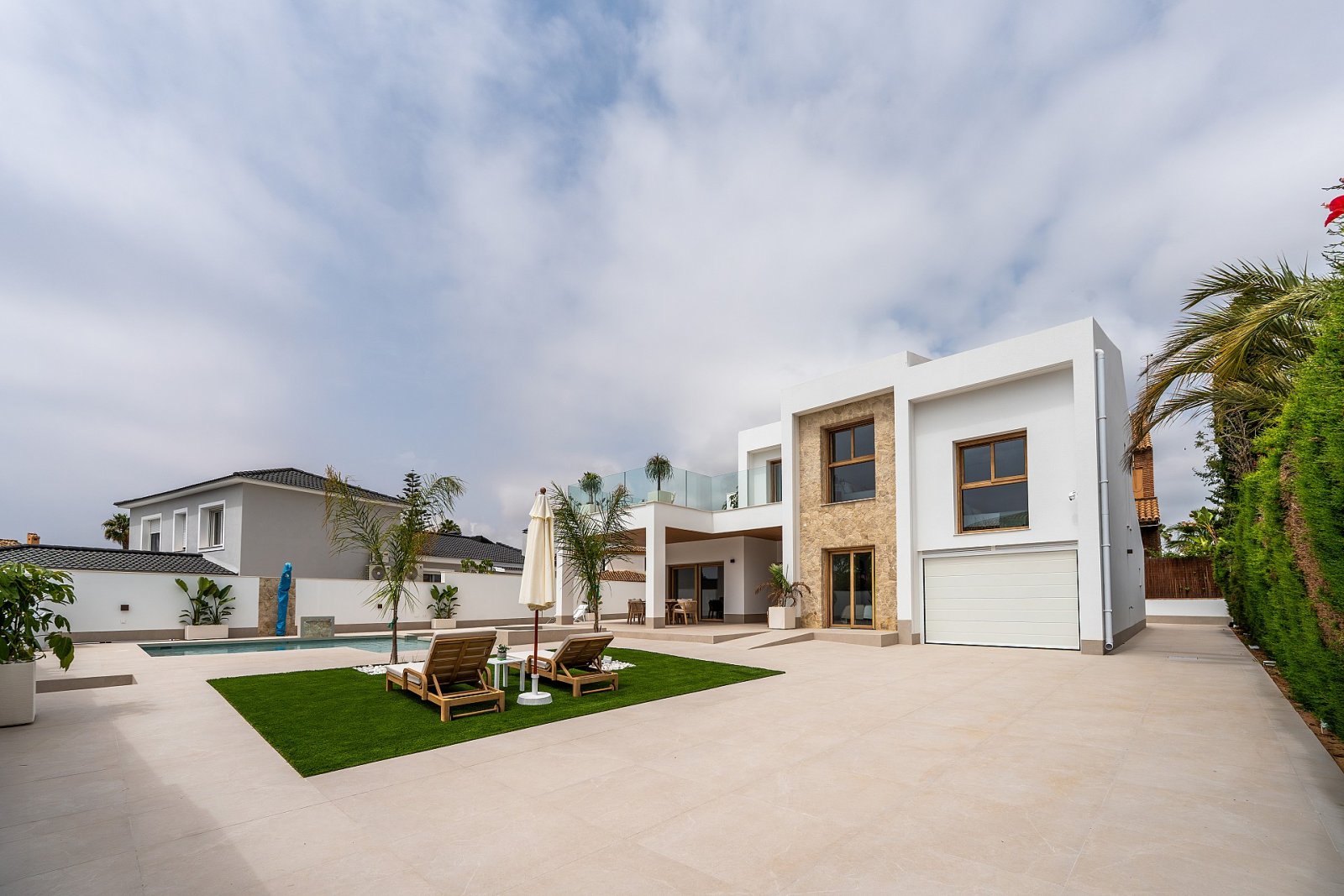 <p>Villa provided with 5 Bedrooms and 4 Bathrooms, private swimming pool and private garage. </p>