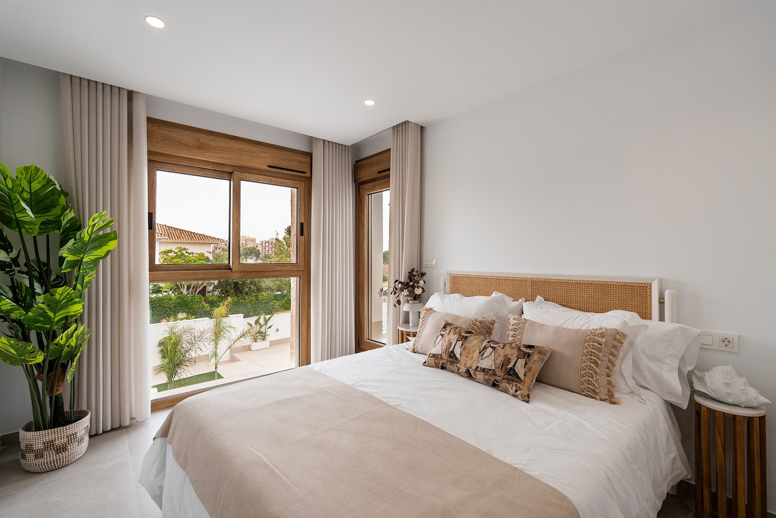 <p>Villa provided with 5 Bedrooms and 4 Bathrooms, private swimming pool and private garage. </p>