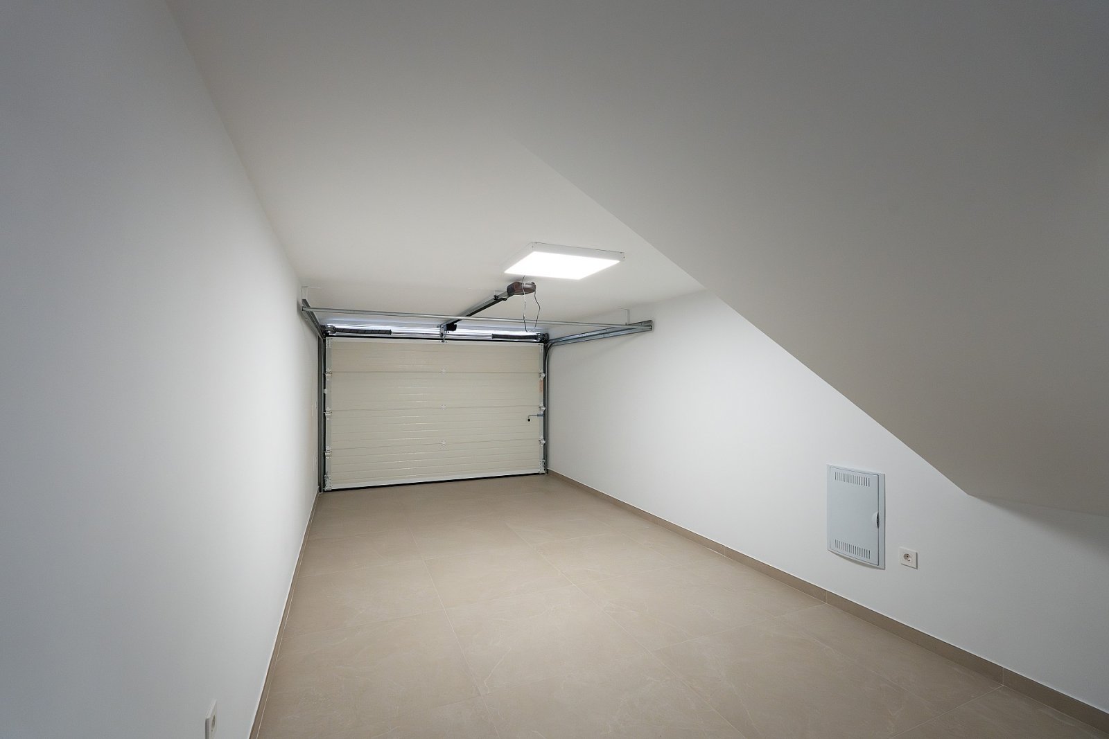 <p>Villa provided with 5 Bedrooms and 4 Bathrooms, private swimming pool and private garage. </p>