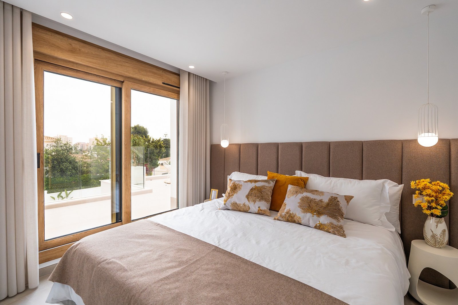 <p>Villa provided with 5 Bedrooms and 4 Bathrooms, private swimming pool and private garage. </p>