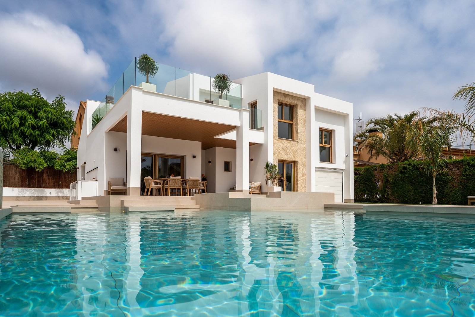 <p>Villa provided with 5 Bedrooms and 4 Bathrooms, private swimming pool and private garage. </p>