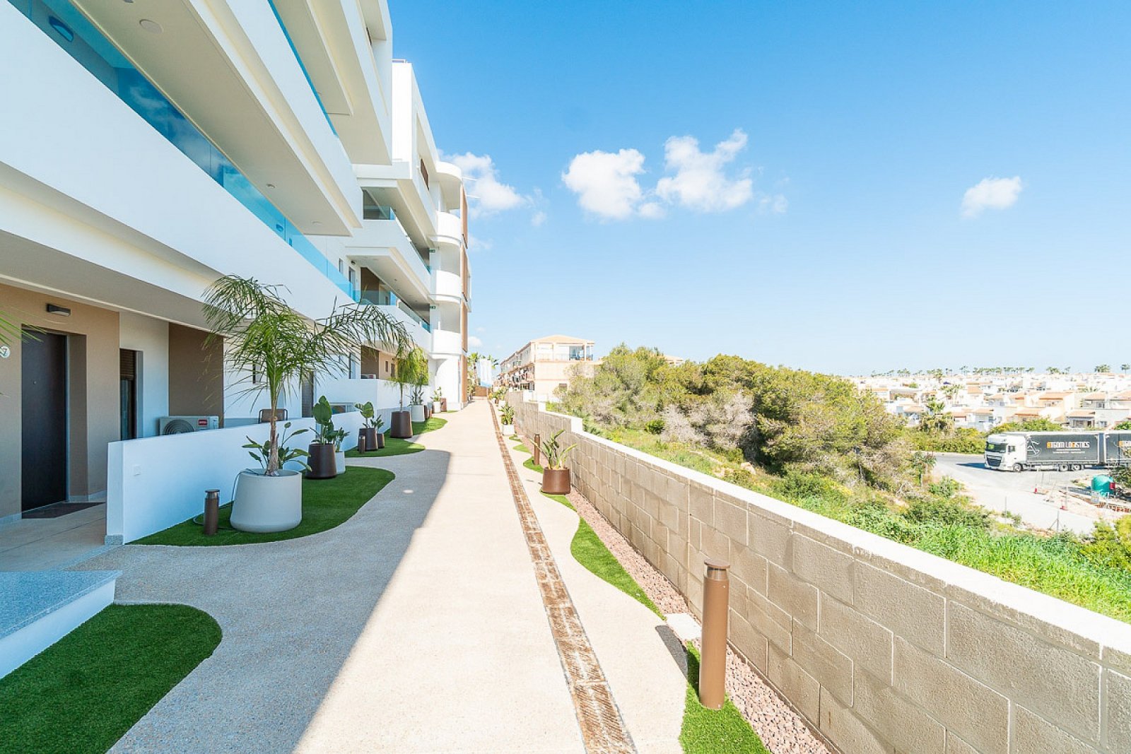 <p>Apartment with garden provided with 2 Bedrooms and 2 Bathrooms, communal swimming pool and underground parking space with storage room. </p>