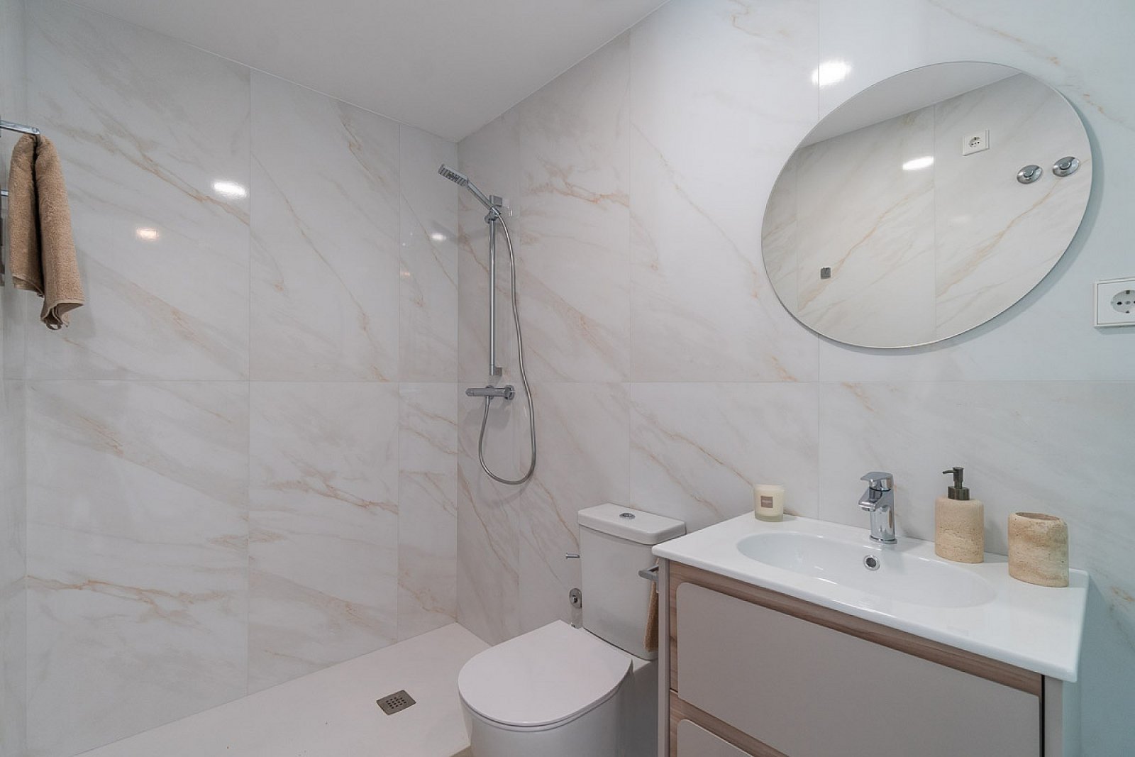 <p>Apartment with garden provided with 2 Bedrooms and 2 Bathrooms, communal swimming pool and underground parking space with storage room. </p>