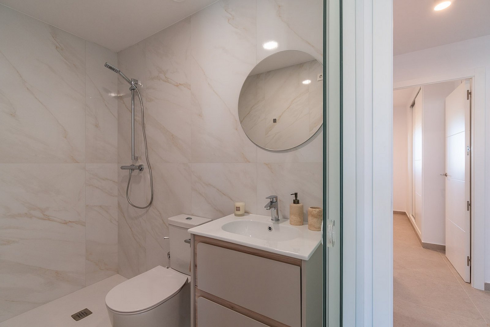 <p>Apartment with garden provided with 2 Bedrooms and 2 Bathrooms, communal swimming pool and underground parking space with storage room. </p>