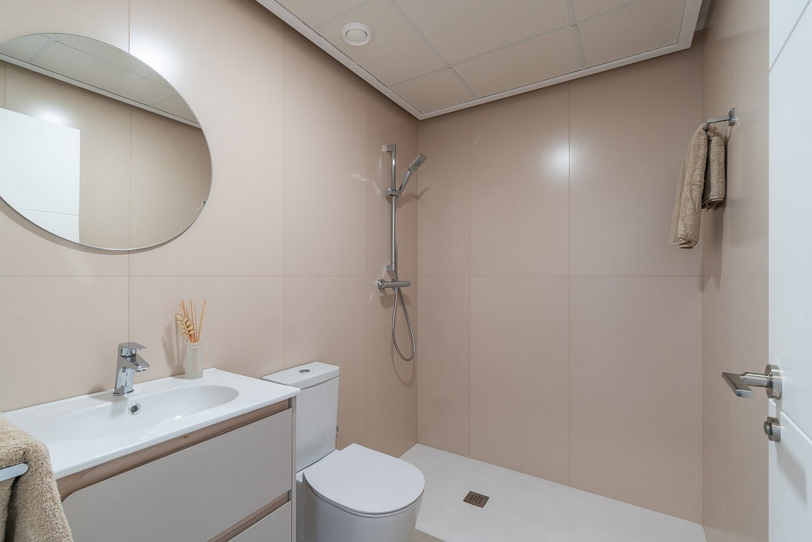 <p>Apartment with garden provided with 2 Bedrooms and 2 Bathrooms, communal swimming pool and underground parking space with storage room. </p>