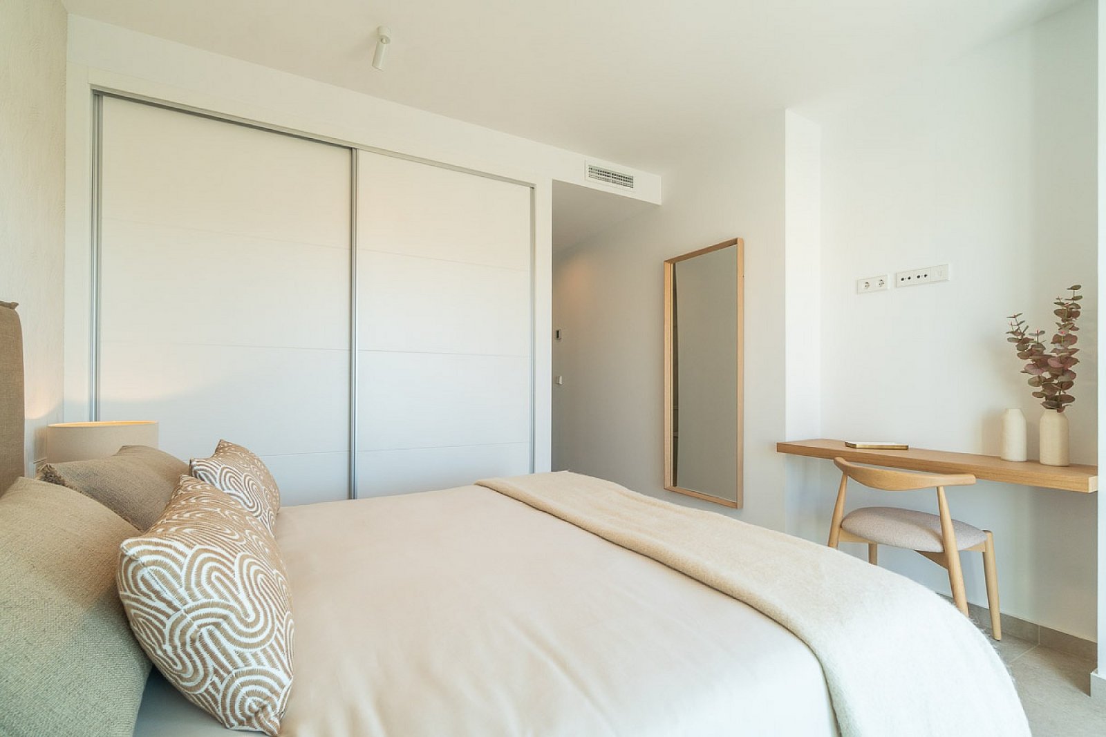 <p>Apartment with garden provided with 2 Bedrooms and 2 Bathrooms, communal swimming pool and underground parking space with storage room. </p>