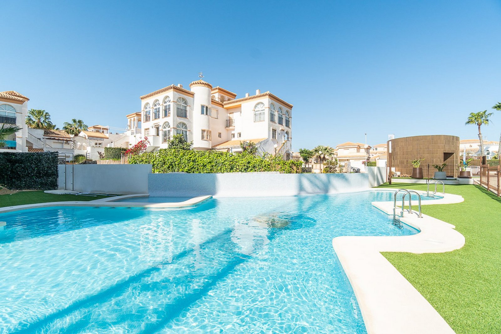 <p>Apartment with garden provided with 2 Bedrooms and 2 Bathrooms, communal swimming pool and underground parking space with storage room. </p>