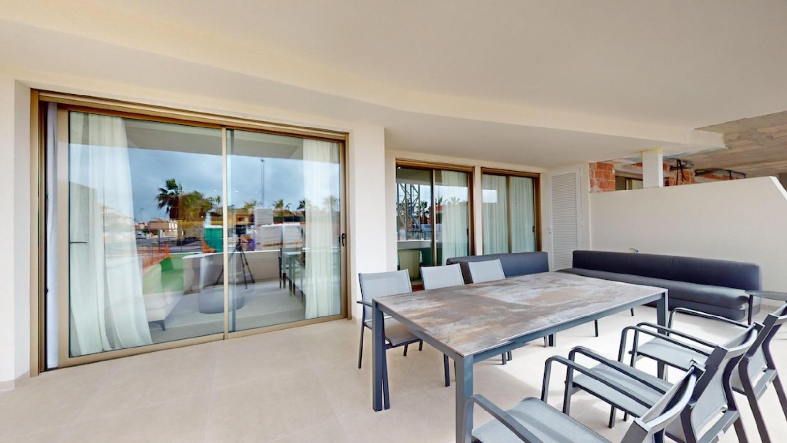 Exklusives Apartment mit Terrasse, Pool und Tiefgaragenstellplatz