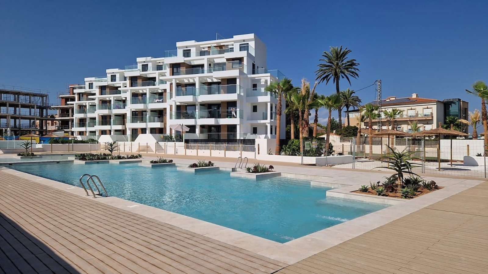 <p>Apartments - solarium provided with 3 Bedrooms and 2 Bathrooms, communal swimming pool and underground parking space. </p><p>Modern frontline se...