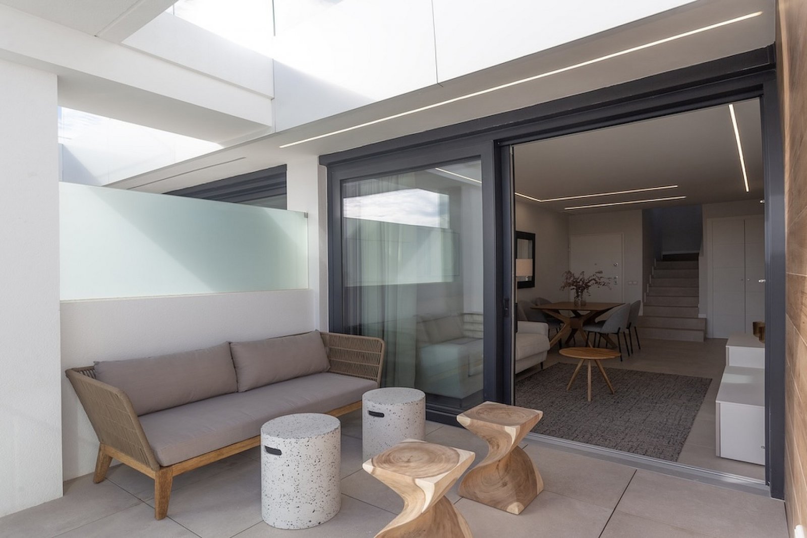 <p>Apartments - solarium provided with 3 Bedrooms and 2 Bathrooms, communal swimming pool and underground parking space. </p><p>Modern frontline se...